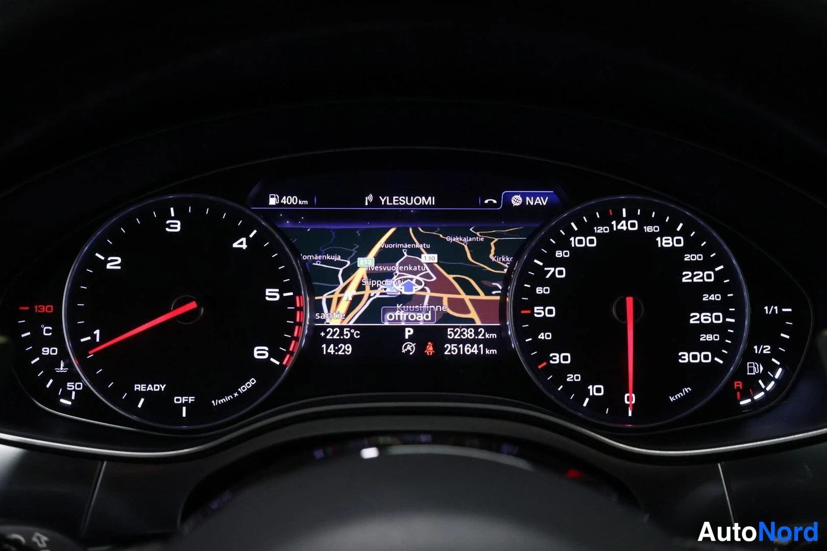 Muu: Audi A6:n digitaalinen mittaristo: nopeusmittari 300 km/h asti, kierroslukumittari ja keskellä navigointikartta; matkamittari näyttää 251641 km.