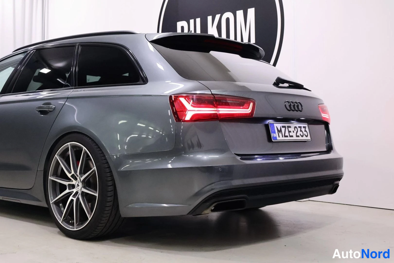 Takaviisto: Auton takaosa kolmannesvuorokulmassa, rekisterikilpi, tummanharmaa koriväri ja kevytmetallivanteet.