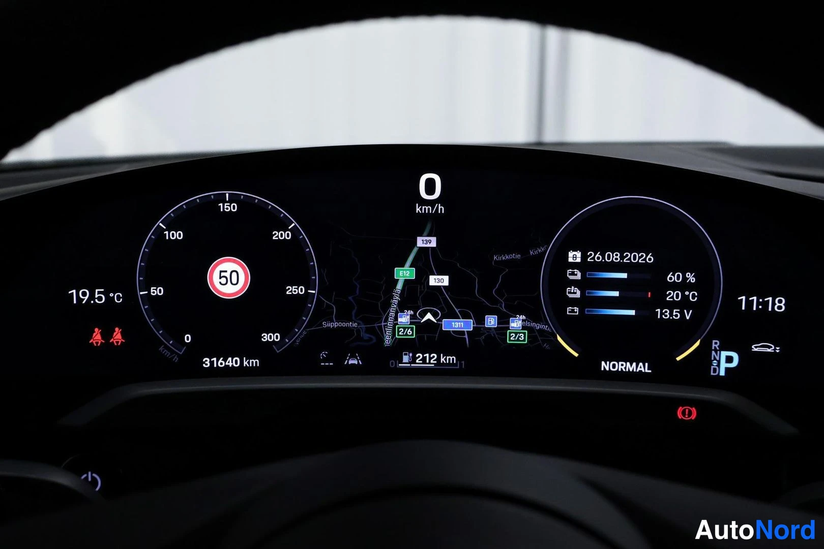 Ohjaamo: Digital instrument cluster displaying speedometer reading 31640 km, odometer showing 212 km range, and infotainment map in the center display.