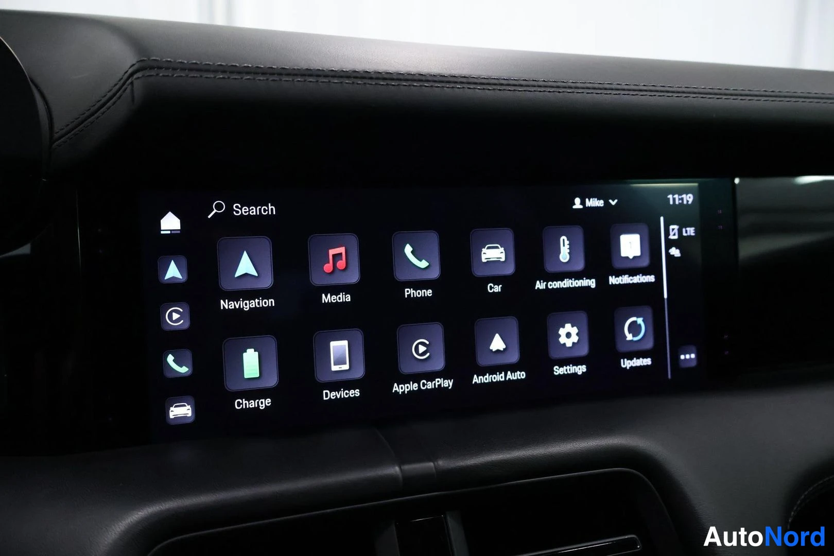 Ohjaamo: Center console touch screen showing app icons including Navigation, Media, Phone, Air conditioning, Apple CarPlay, Android Auto, Settings, and Updates.