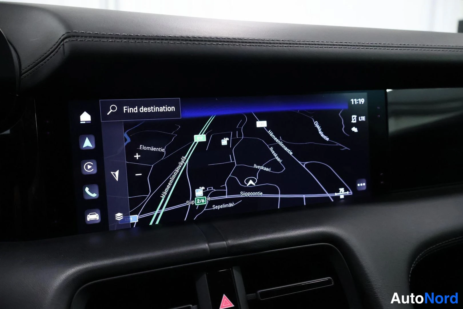 Ohjaamo: Close-up of navigation map on touchscreen with destination input field visible at top and road names such as Sipoo and Siippoolantie shown.