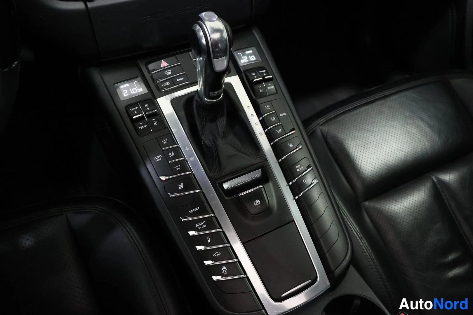 Muu: Keskihallan vaihteenvalitsin ja vyöhykesäädöt. Ristissä napit TEMP, SYNC, AUTO ja SPORT, SPORT PLUS, OFF ROAD sekä S-merkki, keskellä (P) kytkinnappi.