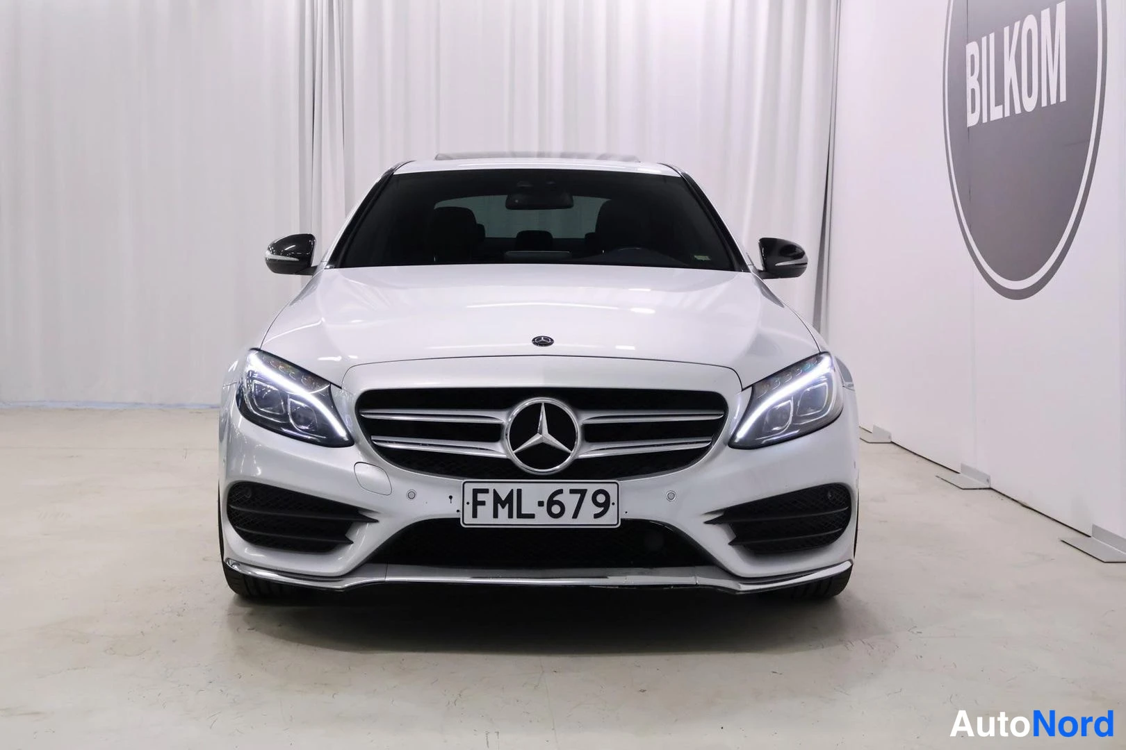 Edestä: Direct front shot of the vehicle displaying the grille and headlights clearly.