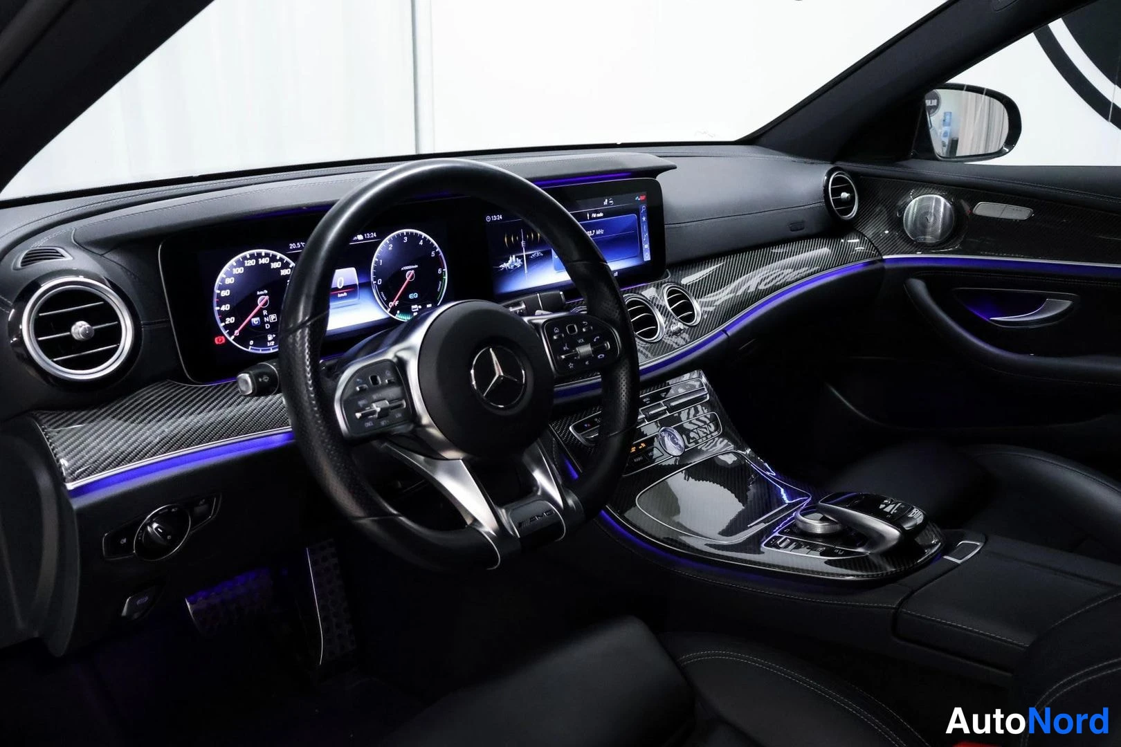 Muu: Ohjaamokuva: digitaalinen mittaristo nopeus- ja kierroslukumittareilla, Mercedes-Benz-ohjauspyörä, infotainment-näyttö, hiilikuitukoristeet ja sininen tunneliva