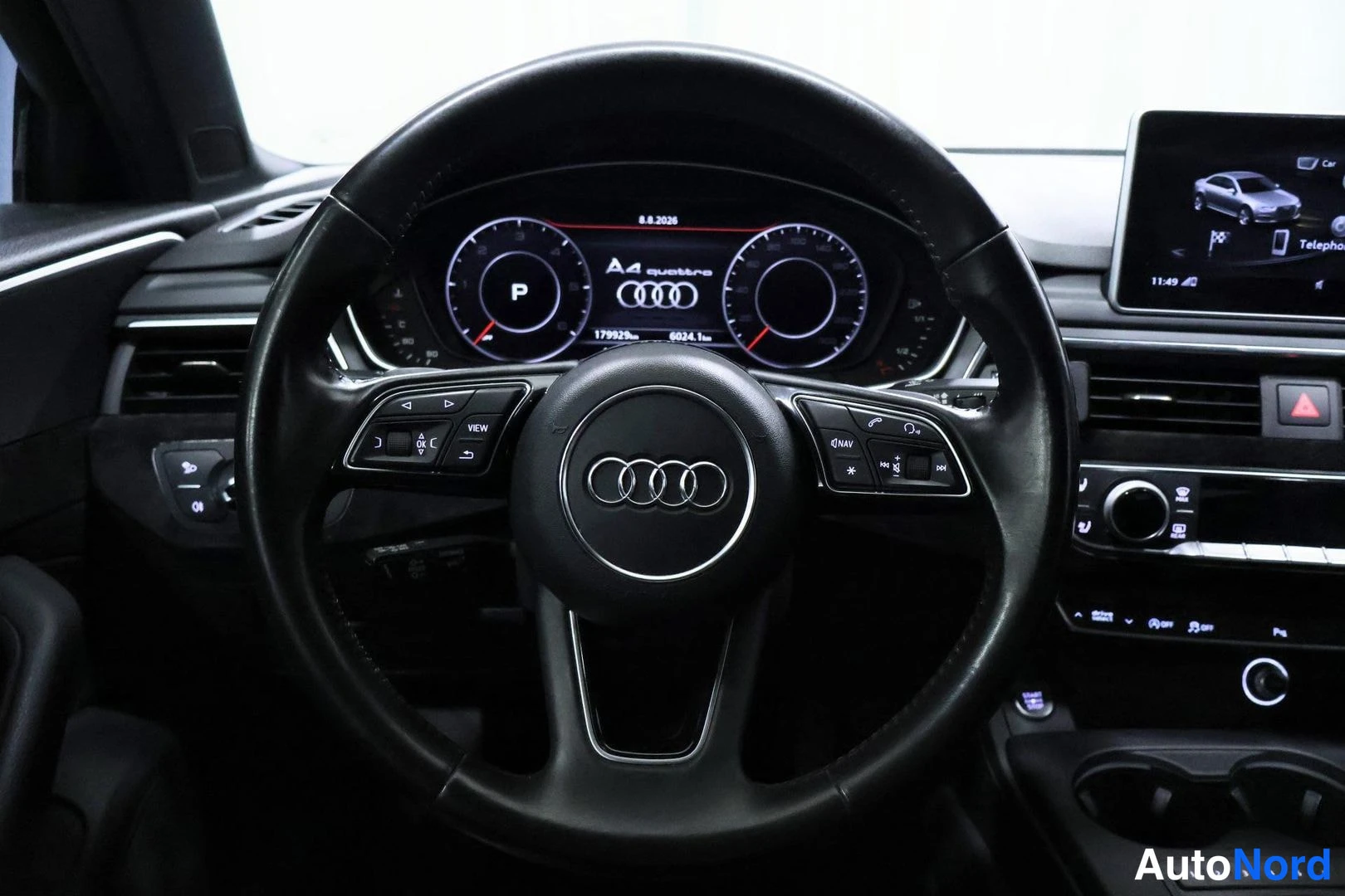 Muu: Audi A4:n ohjauspyörä ja virtuaalitunnari lähikuvassa: Mittaristo näyttää vaihteiston olon P-asennossa ja kilometrilukeman 179922 km.