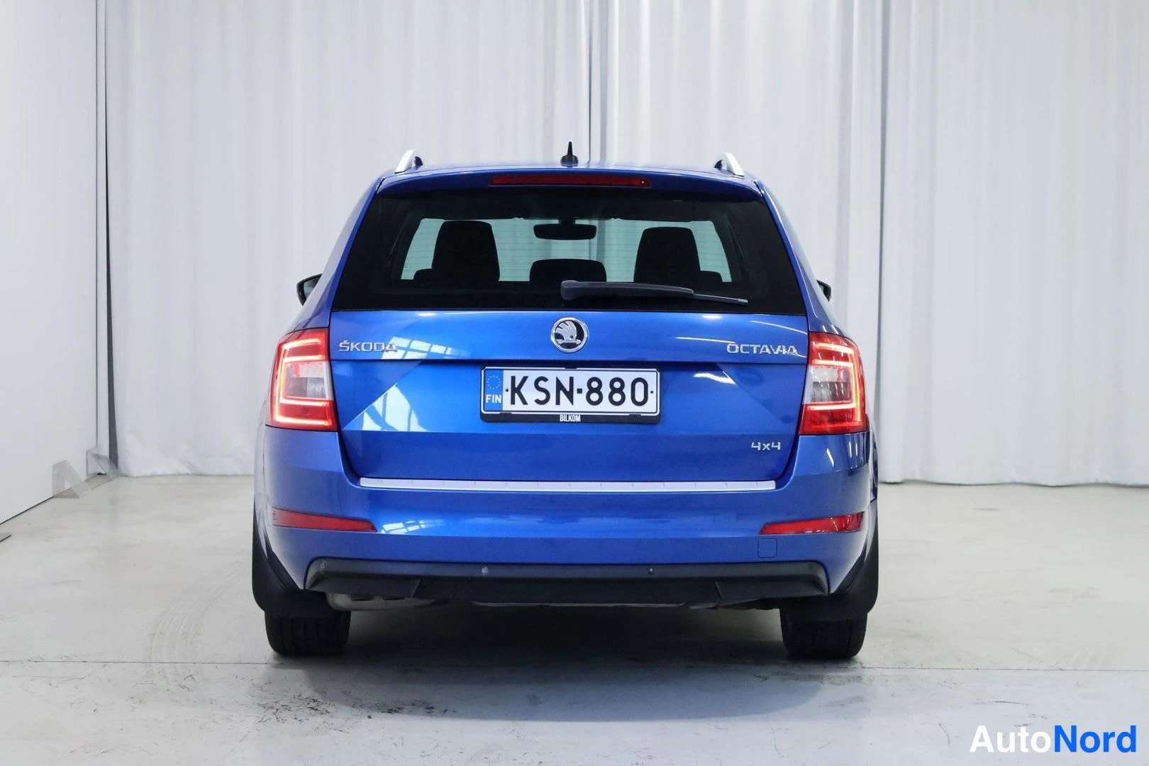 Takaa: Sininen farmariauto suoraan takaa, rekisteritunnus