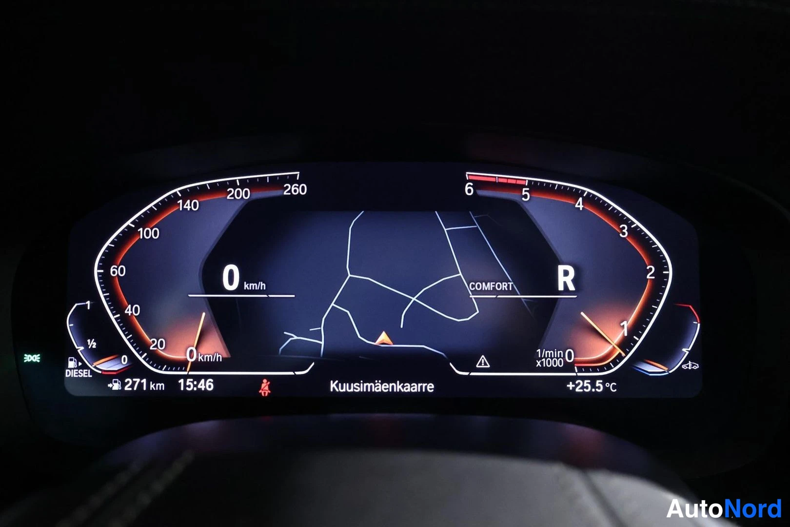 Muu: Digitaalinen mittaristo: nopeus 0 km/h, vaihde R, polttoaine 271 km, kello 15:46, ulkolämpötila +25,5 °C, COMFORT-tila, navigointikartta.
