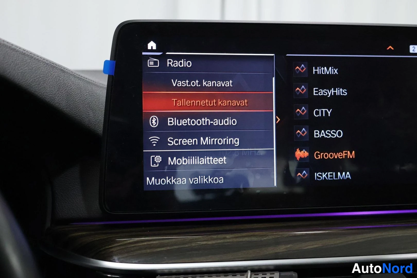 Muu: Auton kesk näytön radiovalikko: Radio, Bluetooth-audio, Screen Mirroring ja kanavalista.
