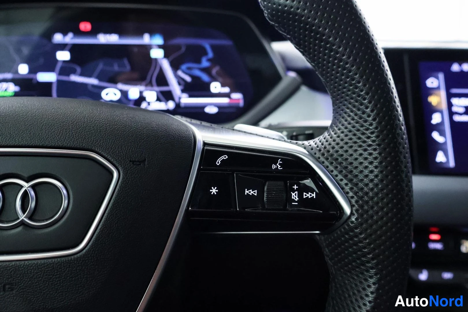 Muu: Sisäkuva: Audi-ohjauspyörä ja kojelautanäyttö navigointikartalla.