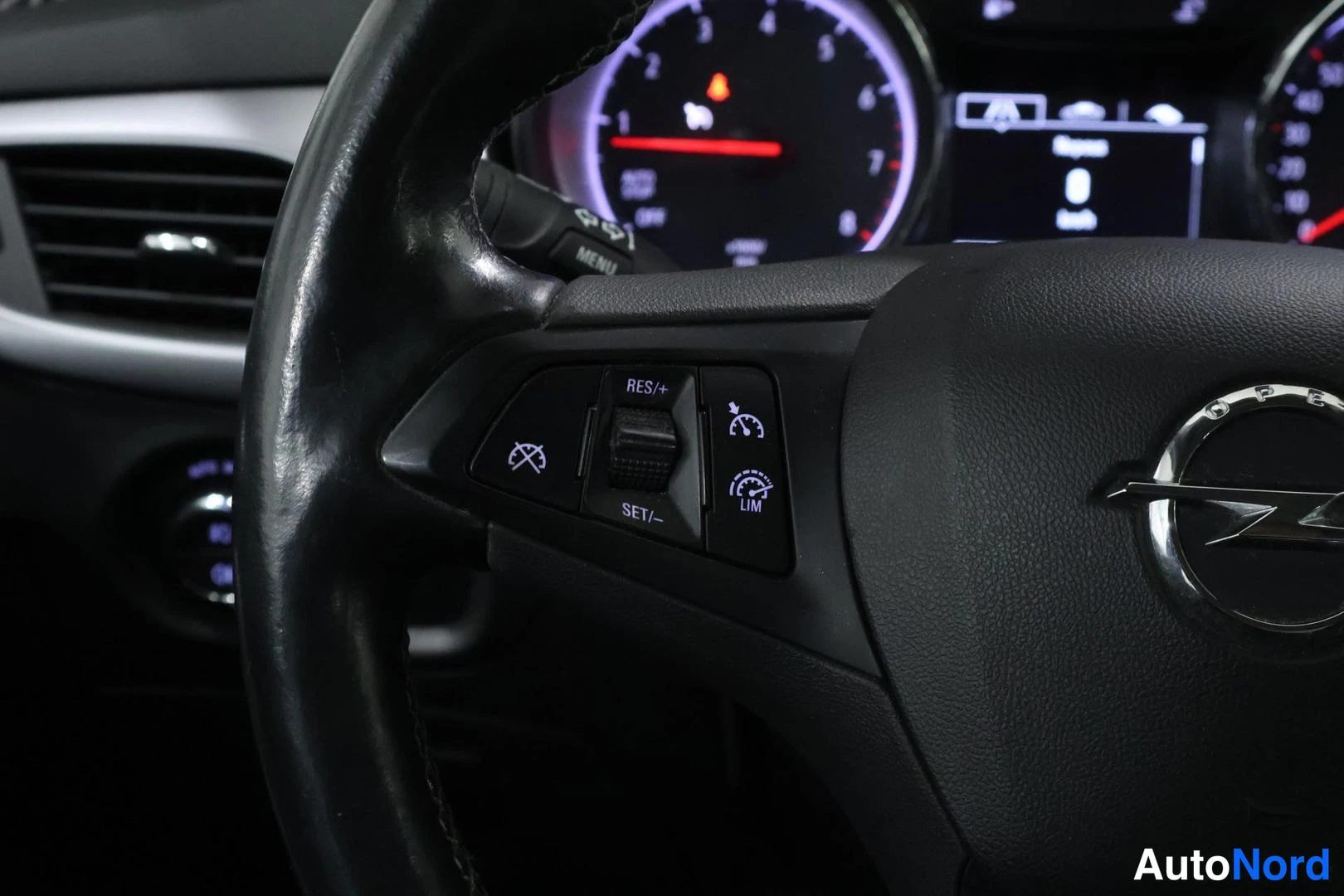 Yksityiskohta: Lähikuva ohjauspyörin vasemmasta puolesta cruise control -painikkeilla