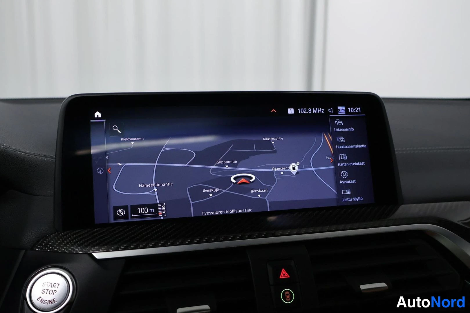 Muu: Auton kojelaudan infotainment-näyttö näyttää karttanavigaatiota paikkakunnilla kuten Ilvesvuori, Hämeenlinnantie ja Sippoonkie; START STOP ENGINE -painike näkyy