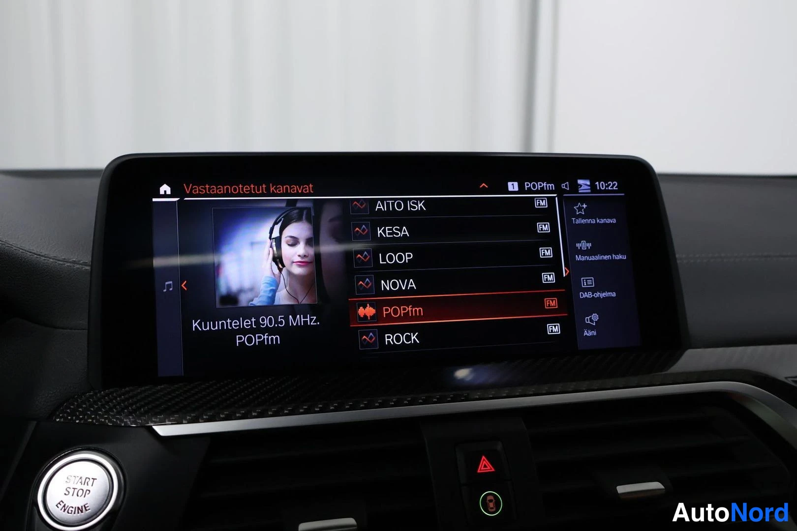 Muu: Auton infotainment-näytön radiovalikko listaa vastaanotetut FM-kanavat (AITO ISK, KESA, LOOP, NOVA, POPfm, ROCK); Kuuntelet 90.5 MHz POPfm.