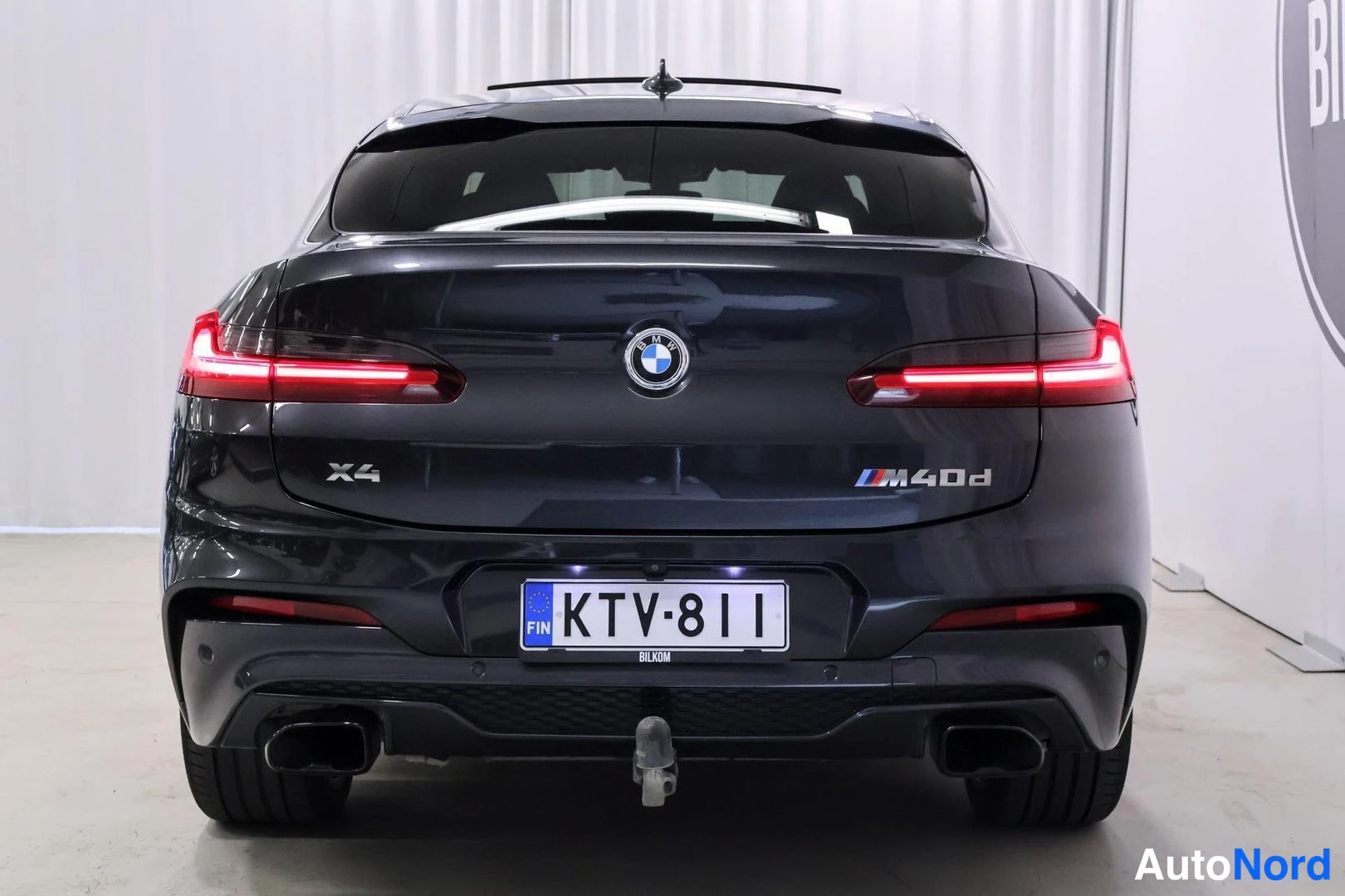 Takaa: BMW X4 takaosa suoraan edestä: M40d-merkintä, -rekisterikilpi, kaksi pakoputkea ja vetokoulu.