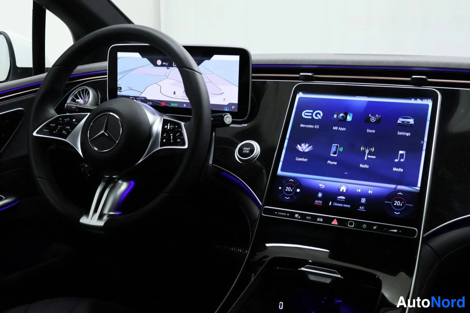 Muu: Kuljettajan näkökulmasta kuvattu ohjaamo, jossa Mercedes-Benzin EQ-asettelun infotainment-näyttö ja ohjauspyörä.