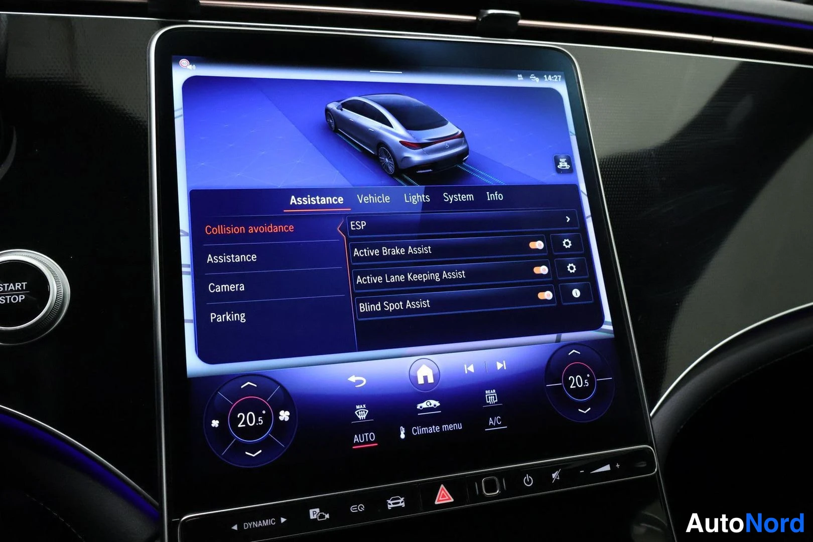 Yksityiskohta: Ajoaseman kosketusnäyttö kulmauksenasetuksissa: Active Brake Assist, Active Lane Keeping Assist ja Blind Spot Assist päällä.