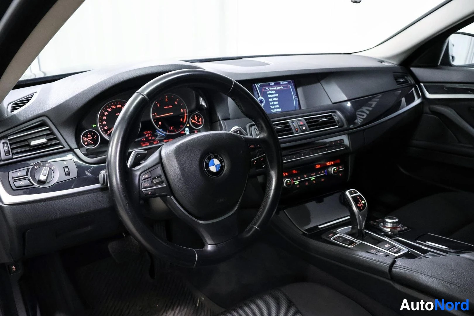 Etuistuimet: Dashboard view showing multifunction steering wheel and infotainment screen; visible equipment: multifunction steering wheel, navigation