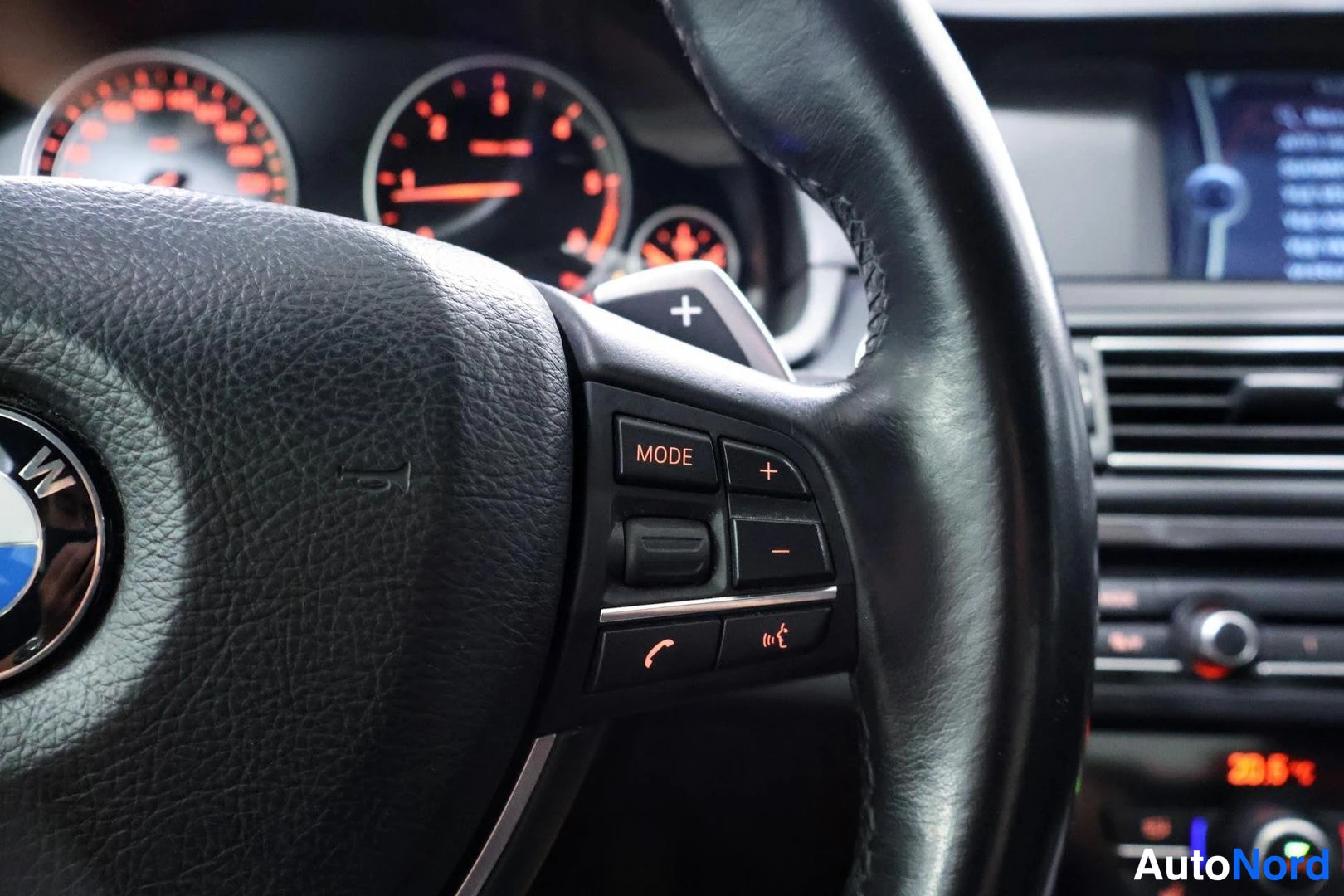 Yksityiskohta: Tämä kuva on tarkennettu ohjauspyörän oikealle osalle näkyvillä painikkeilla.