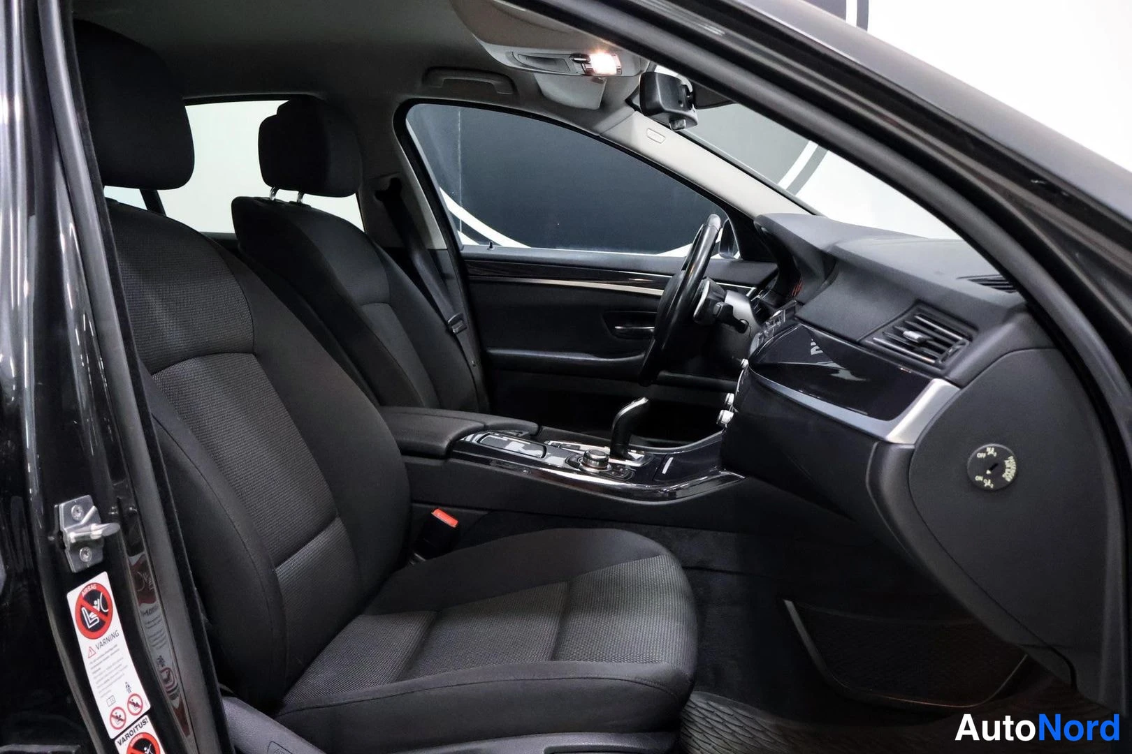 Etuistuimet: Front driver seat and center console area; visible equipment: electric seats