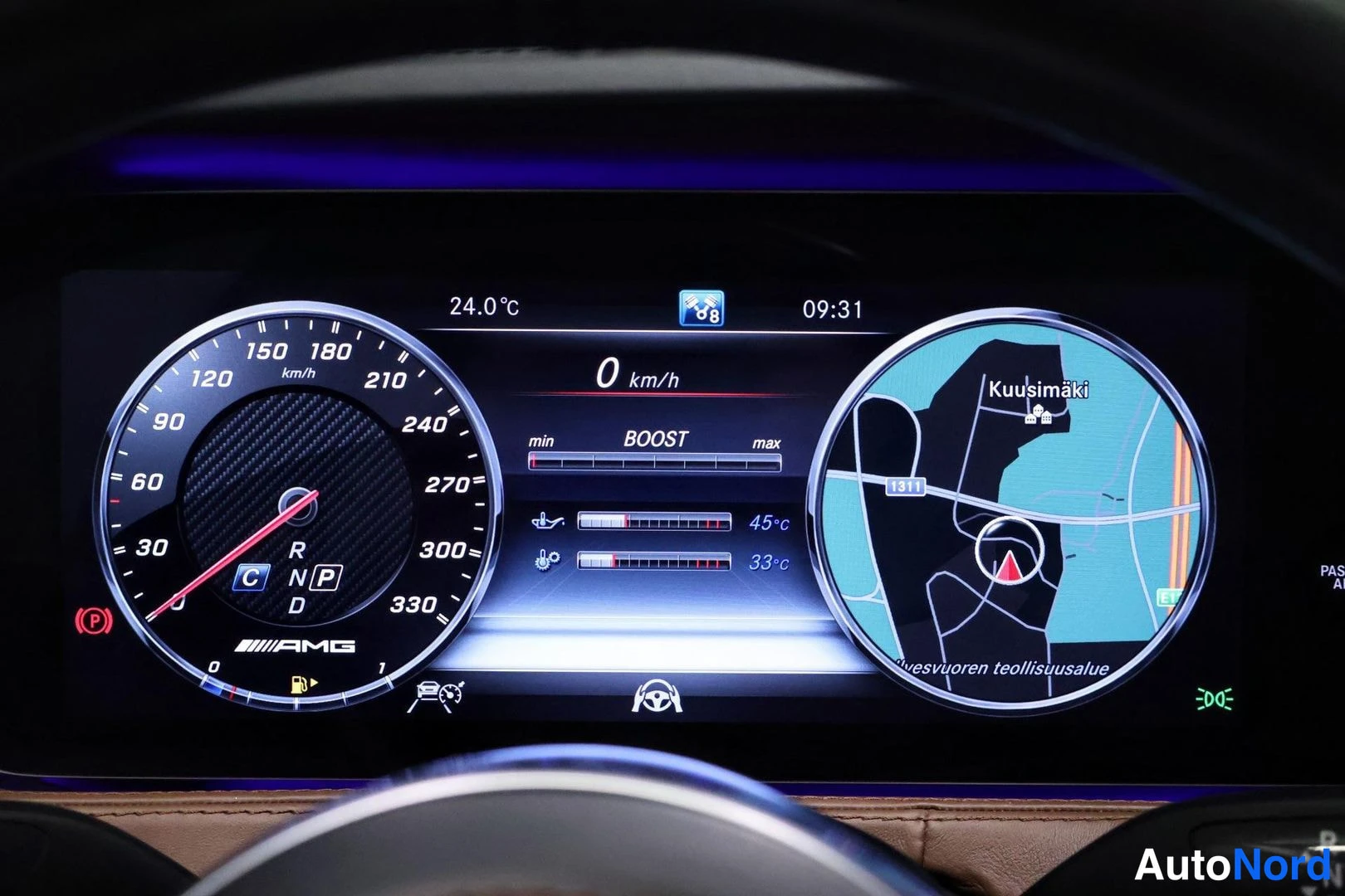 Muu: Digitaalinen AMG-mittaristo: nopeusmittari 0 km/h, vaihde P, BOOST-mittari ja navigointikartta.