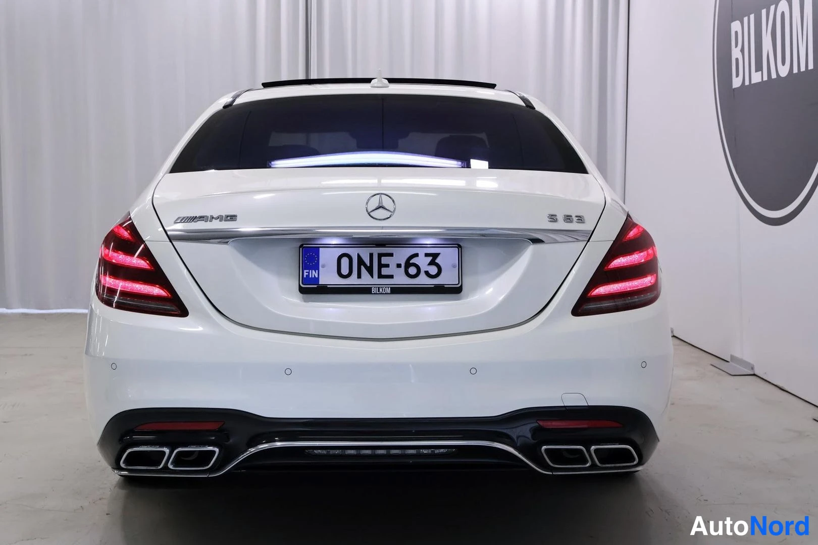 Takaa: Mercedes-Benz S63 AMG:n takaosa suoraan kuvattuna, mallinimi S 63 ja rekisterinumero