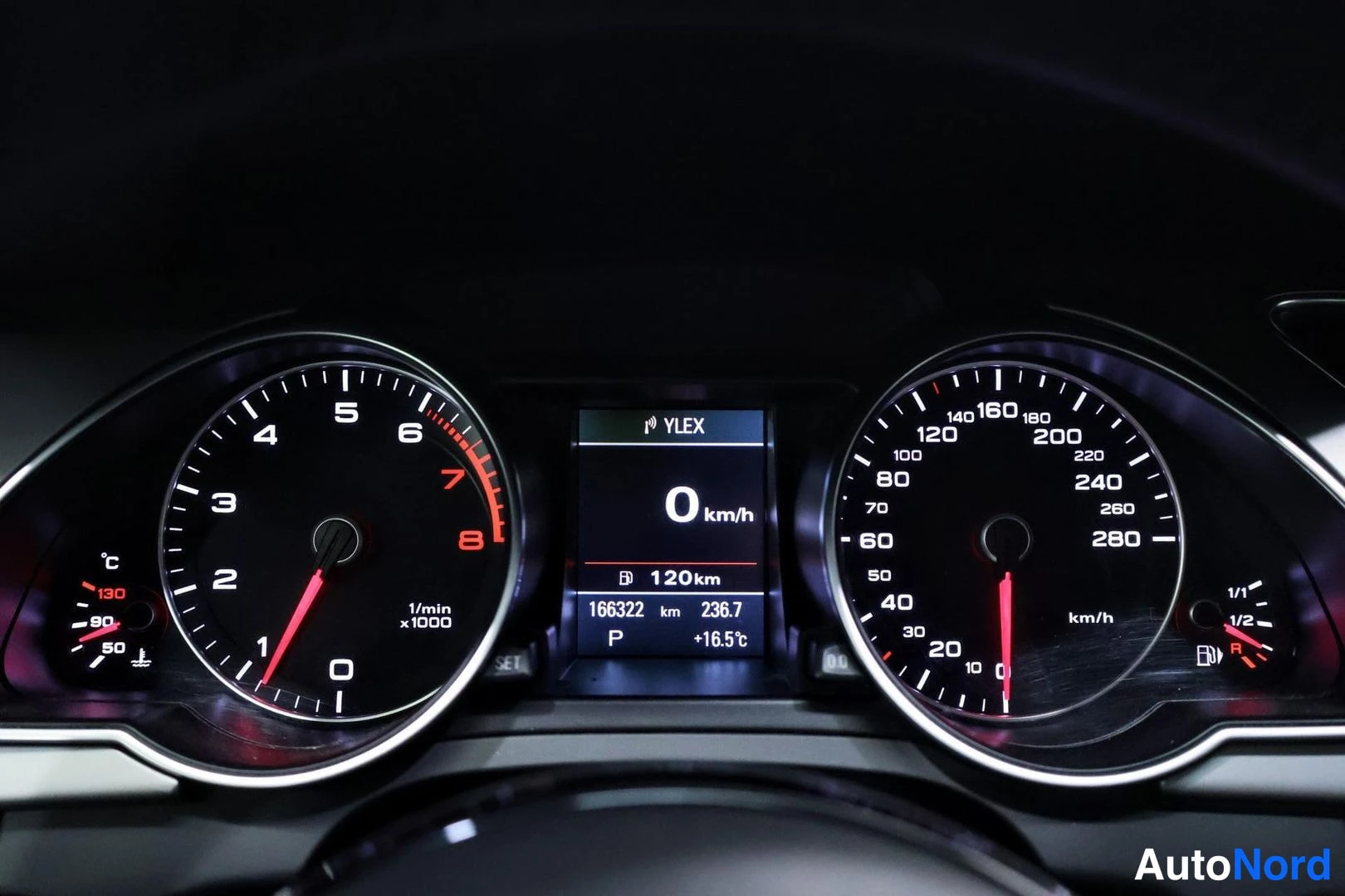 Muu: Dash panel showing analog speedometer, tachometer and central digital display with odometer 166322 km and trip distance 236.7 km.