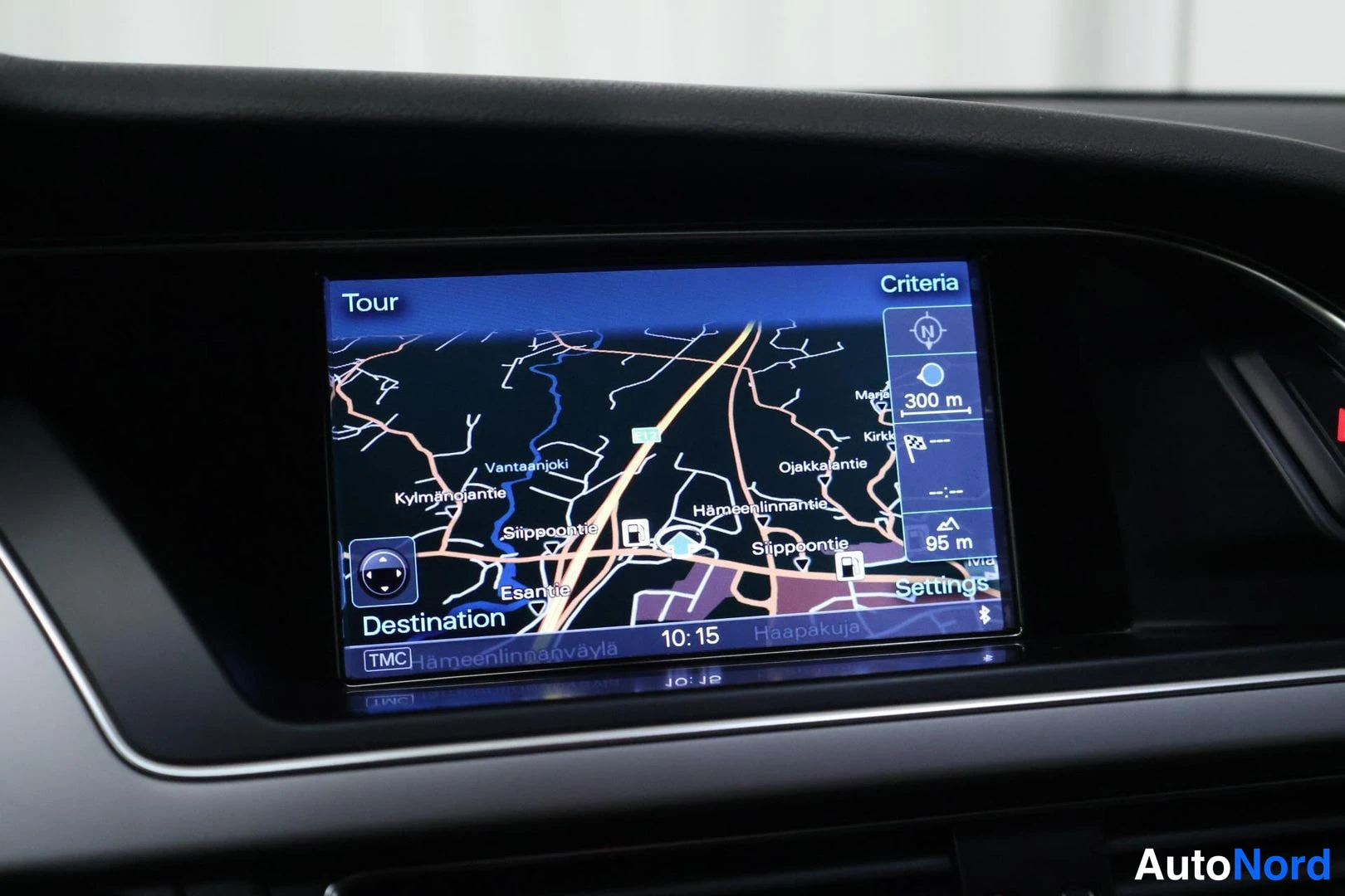 Muu: Infotainment navigation map displayed on the touchscreen, showing route guidance around streets including Hämeentie and Siippaontie.