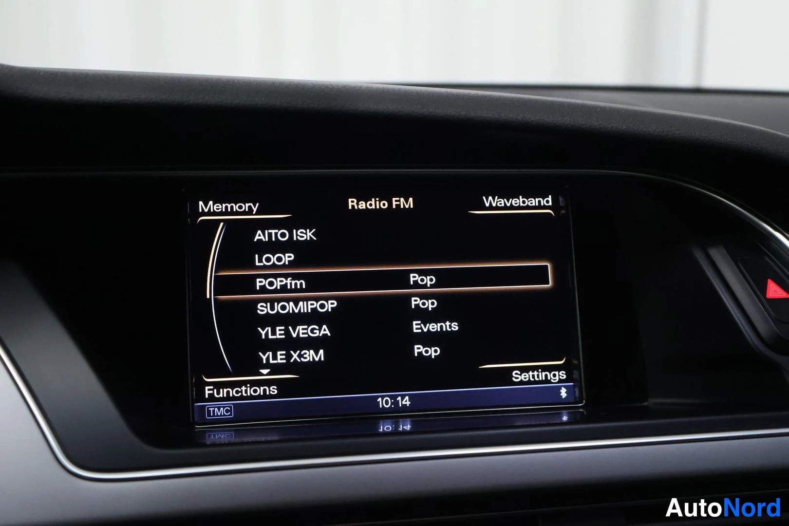 Muu: Infotainment radio settings screen displaying FM memory list: AITO ISK, LOOP, POPfm, SUOMIPOP, YLE VEGA, YLE X3M.