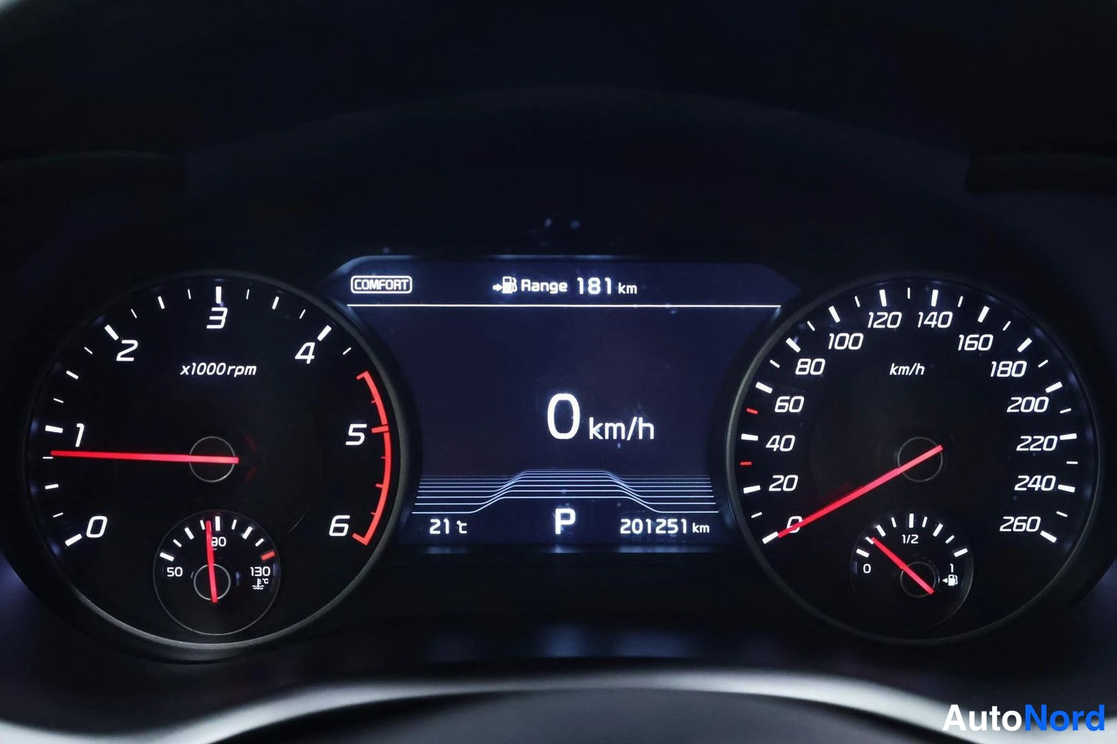 Yksityiskohta: Mittariston lähdemittari: tyhjäkäynti 830 rpm, näytössä 0 km/h, vaihde P ja matkamittari 27893 km.