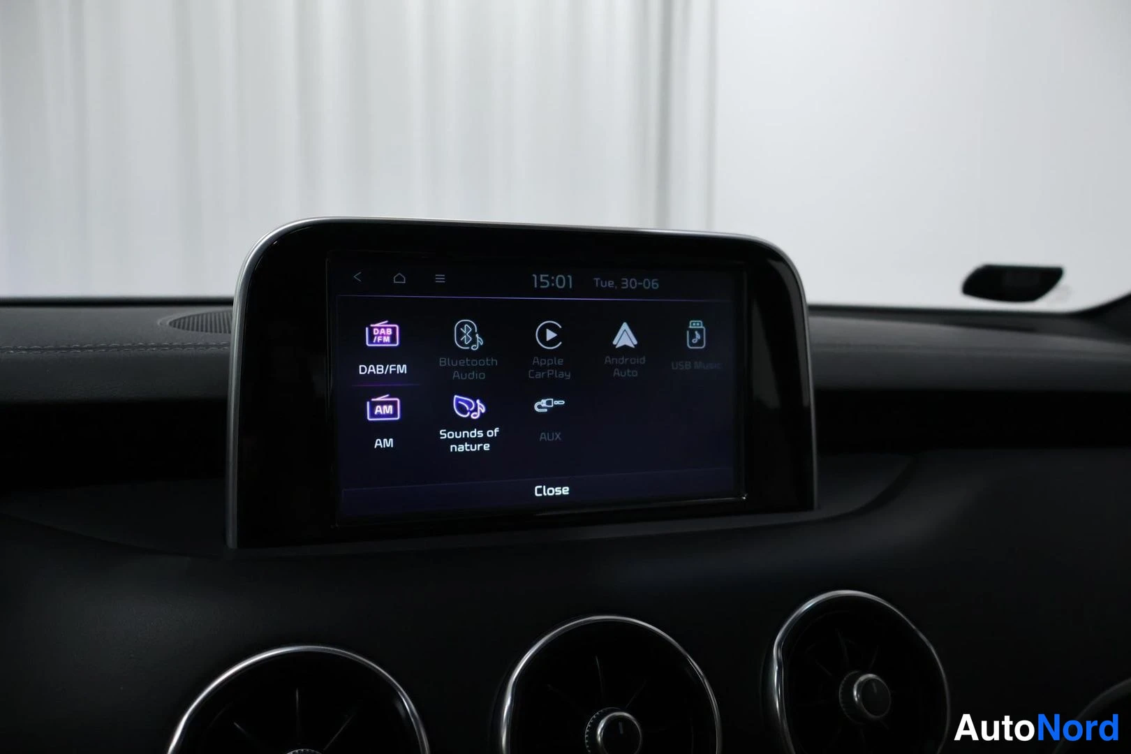 Edestä: Keskinäytön lähdevalikko: DAB/FM, AM, Bluetooth Audio, Apple Car Play, Android Auto, Sounds of nature ja AUX