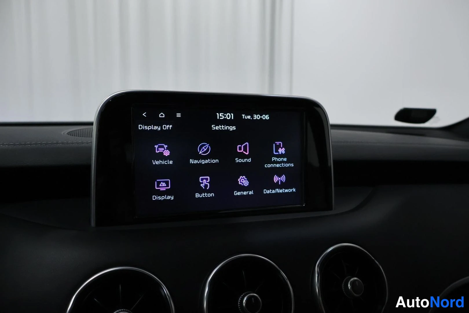 Ohjaamo: Dashboard touchscreen display showing 'Settings' menu with icons for Vehicle, Navigation, Sound and Phone connections; clock reads 15:01 on Tuesday 30 June. Thr