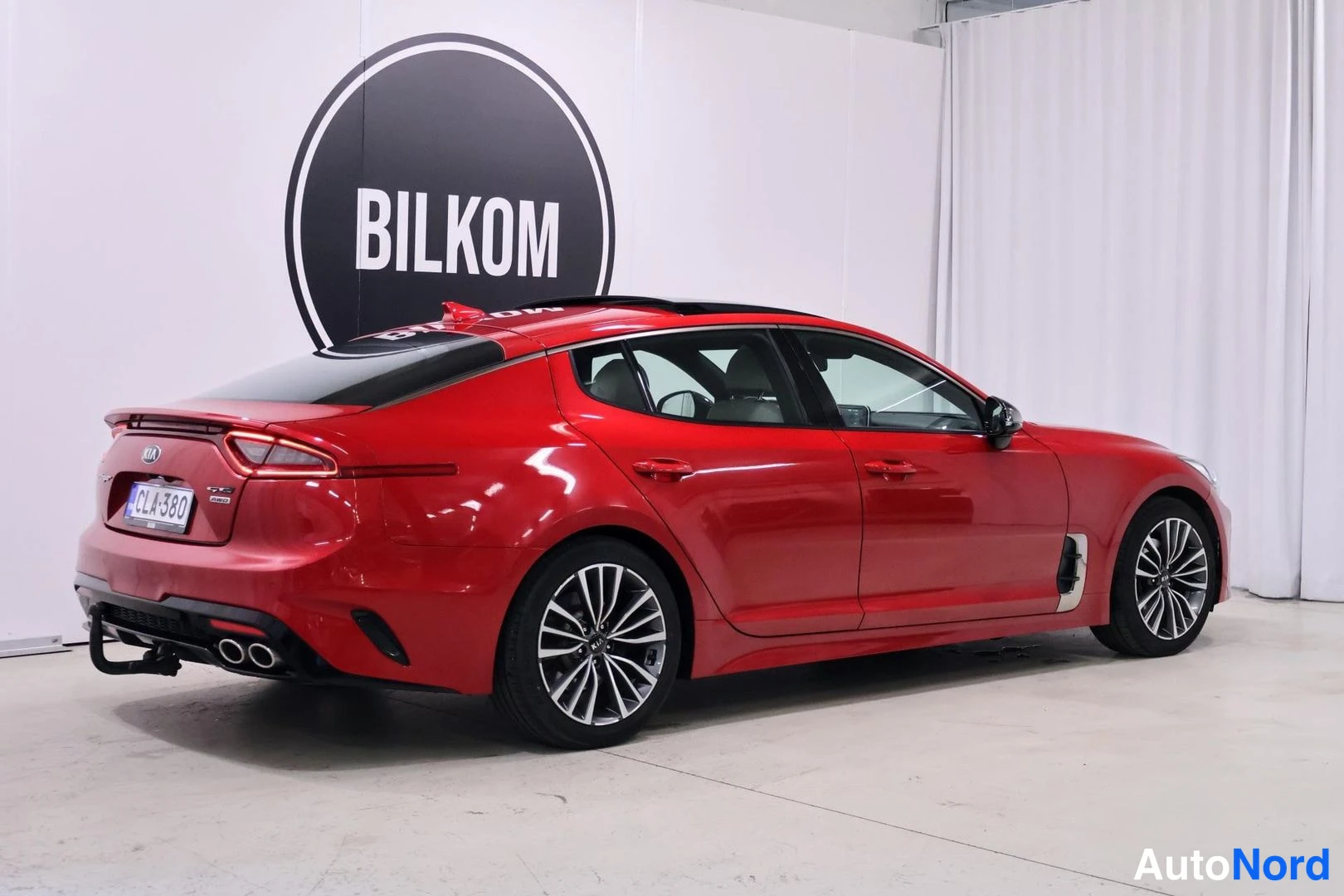 Takaviisto: Red Kia Stinger rear three-quarter left profile showing dual exhaust tips and RECARO seats