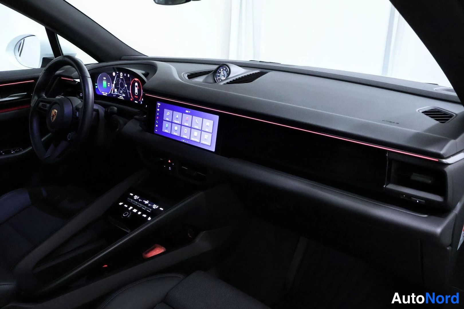 Yksityiskohta: Ohjaamo vasemmalta: digitaalinen mittaristo, keskikonsolin kosketusnäyttö, Porsche-ohjauspyörä ja kojelaudan analoginen kello.