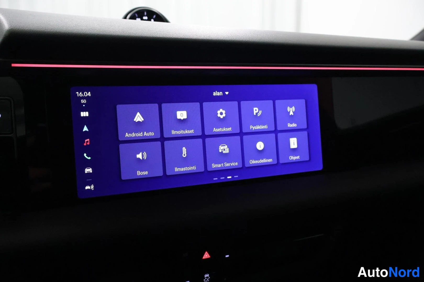 Ohjaamo: Keskusnahcon Android Auto -valikkonäyttö, jossa näkyy sovellusten kuvakkeet: 'Android Auto', 'Ilmoitukset', 'Asetukset', 'Pysäköinti', 'Radio', 'Bose', 'Ilmasto