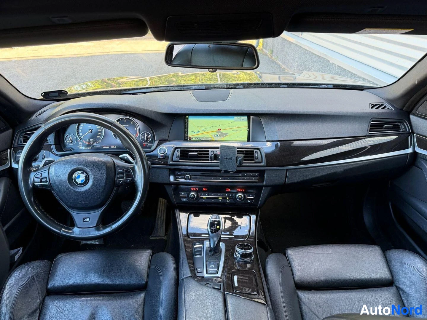 Muu: Kojelauta eteenpäin kuvattuna: BMW-ohjauspyörä, keskikäyttötaulu ja navigointinäyttö.
