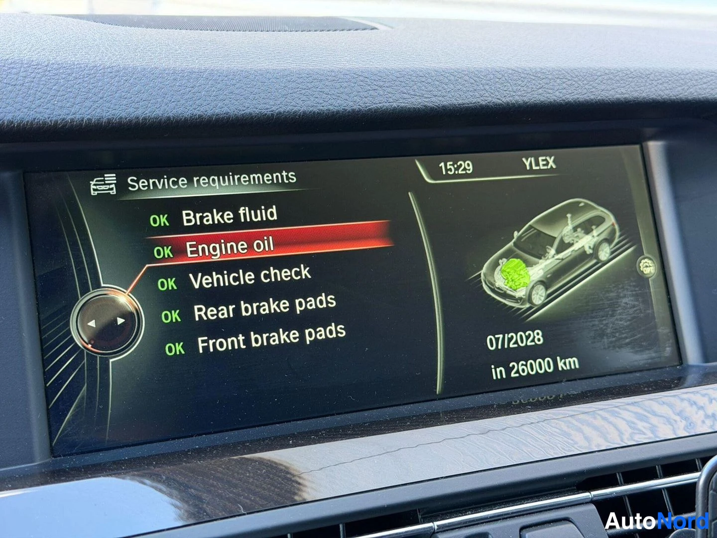 Muu: Kojelaudan näyttö näyttää huoltotiedot: Brake fluid, Engine oil, Vehicle check, Rear brake pads ja Front brake pads ovat kaikki OK-merkkisinä. Oikealla on auton