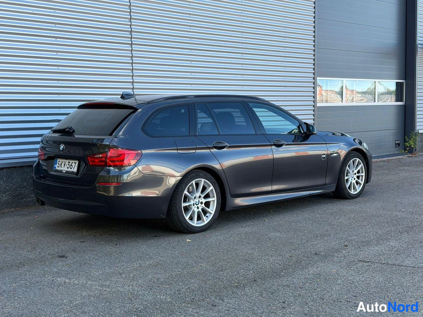 Takaviisto: Takaoikea viistokuva autosta jossa näkyy sekä takapinta että oikea kylki.