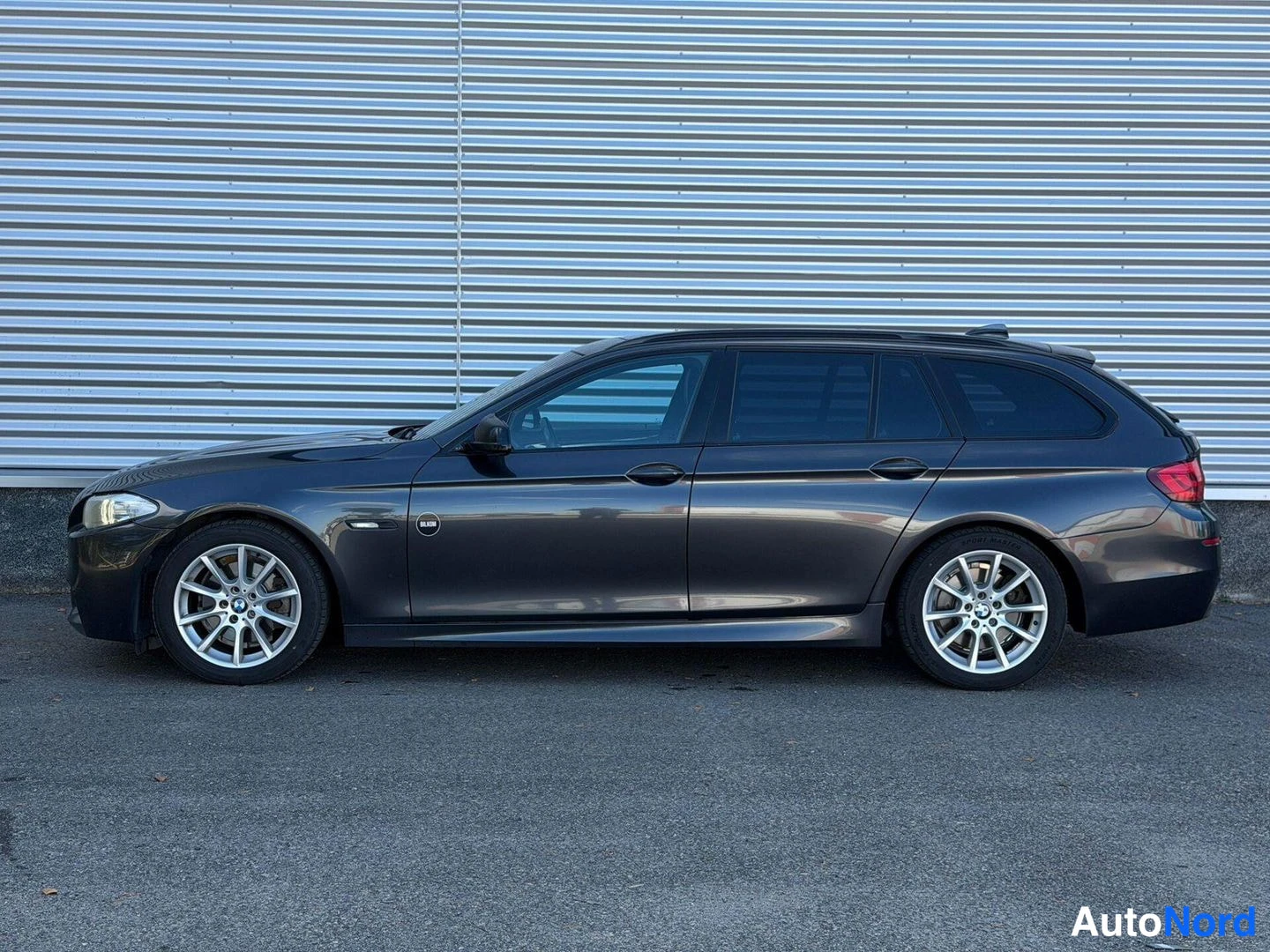 Sivulta: BMW 520 farmari sivusta, tummanharmaa, kevytmetallivanteet