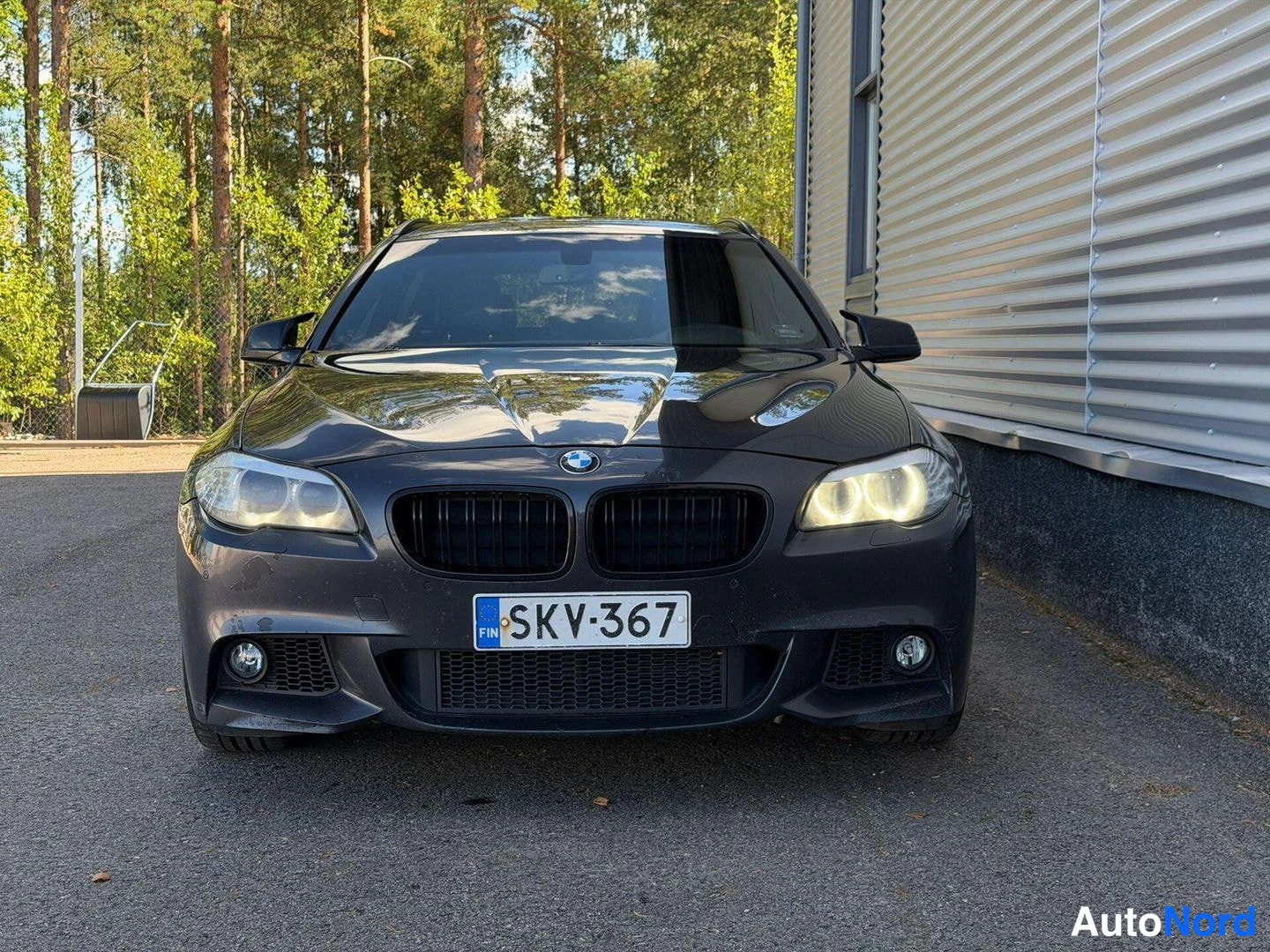 Edestä: BMW 520 farmari suoraan edestä, tummanharmaa, rekisterikilpi
