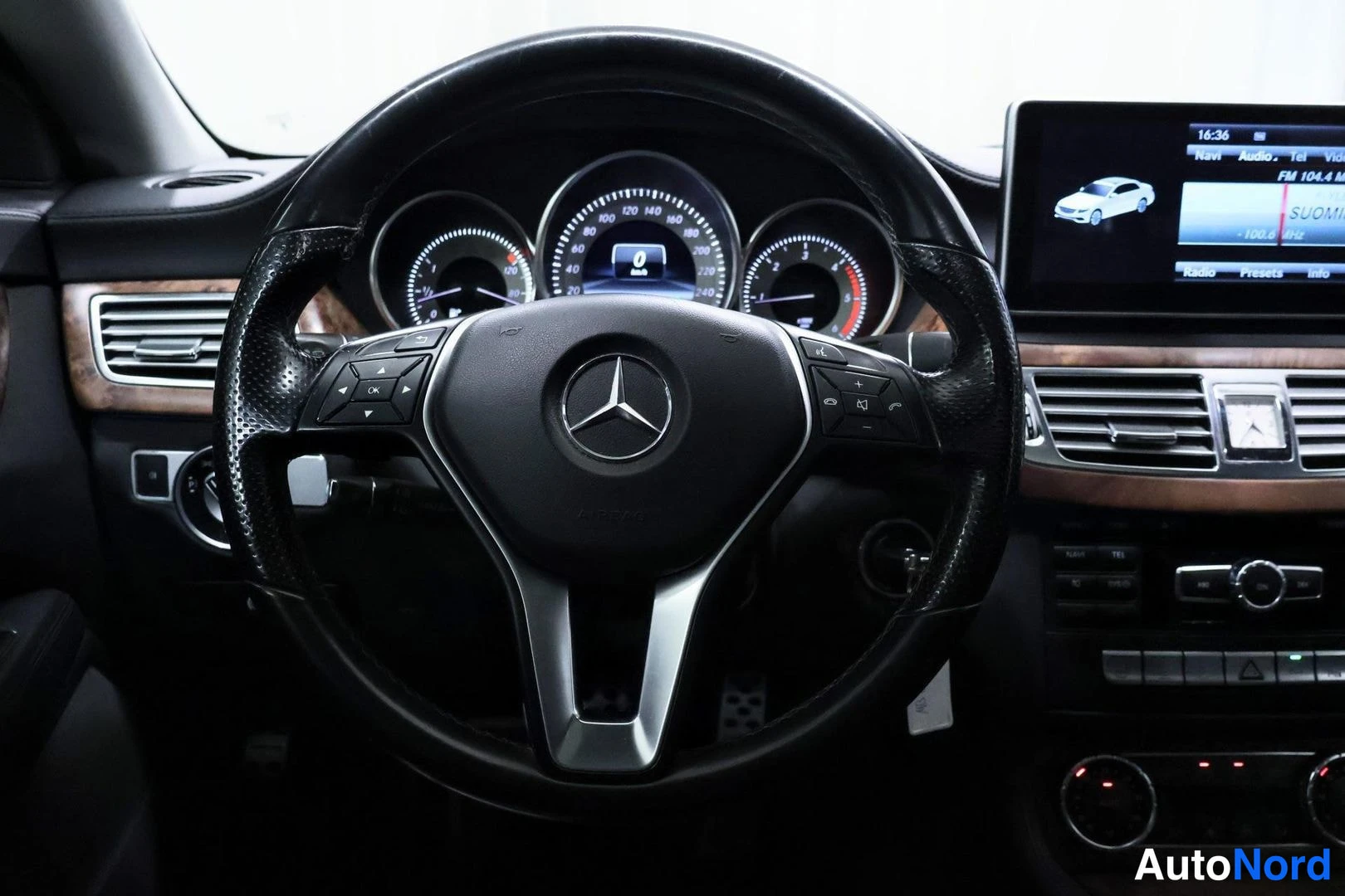 Yksityiskohta: Lähikuva Mercedes-ohjauspyörästä ja mittaristosta, ohjauspaketti ja digitaaliset mittarit