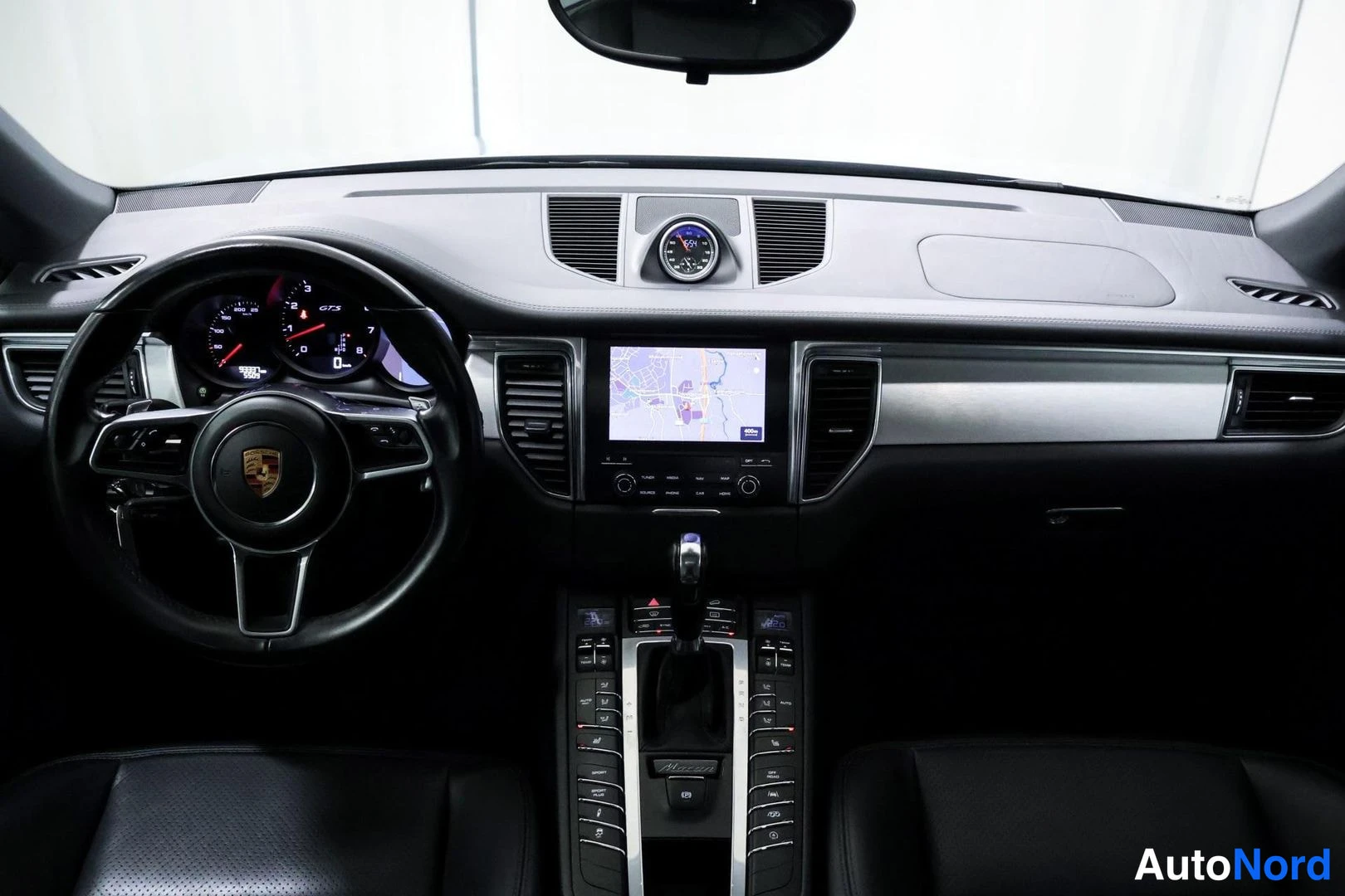 Muu: Ohjaamo suoraan edestä: Porsche-ohjauspyörä, GTS-teksti mittaristossa, kartta kosketusnäytöllä ja laaja keskiö konsolin nappirivi.