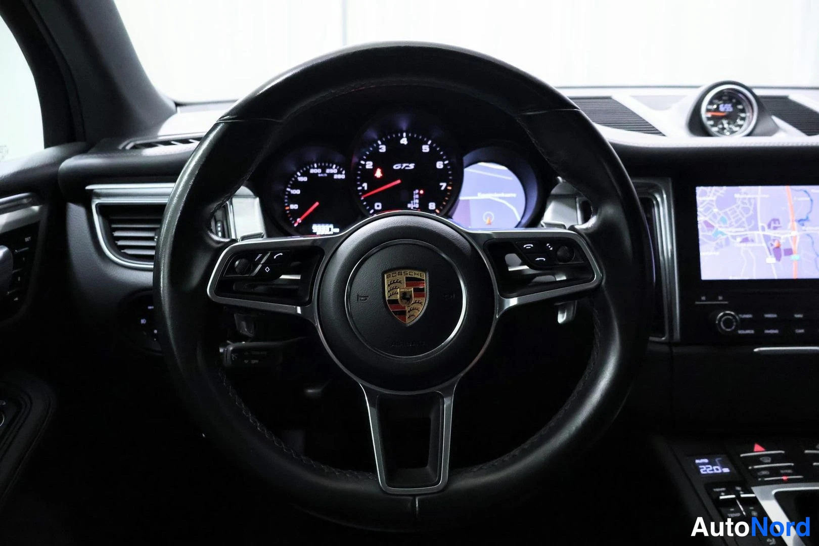 Muu: Porschein ohjaamo: monitoimiohjauspyörä, mittaristo ja keskinäyttö karttaanäytöllä.