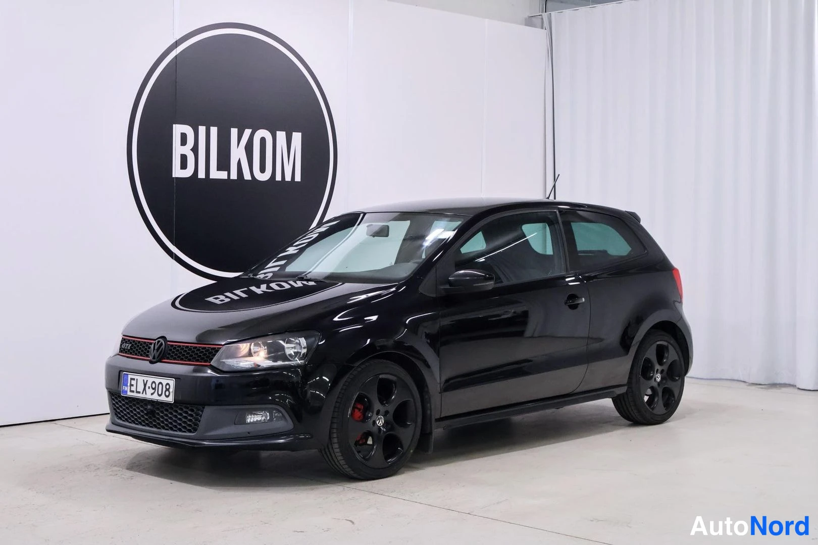 Musta Volkswagen Polo 2011, etuviisto, keula vasemmalle, kuva 2