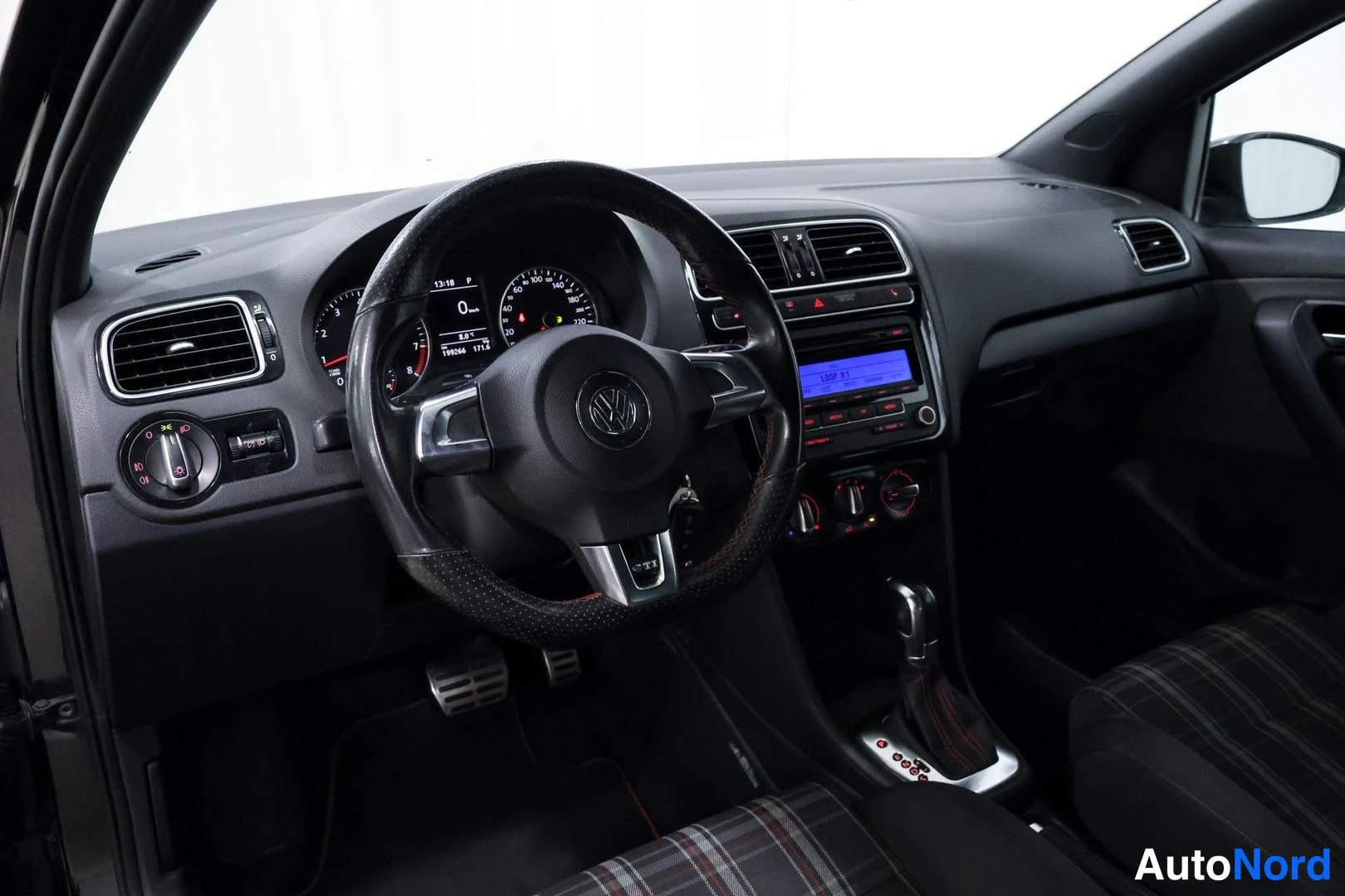Musta Volkswagen Polo 2011, ohjaamo, kuva 9