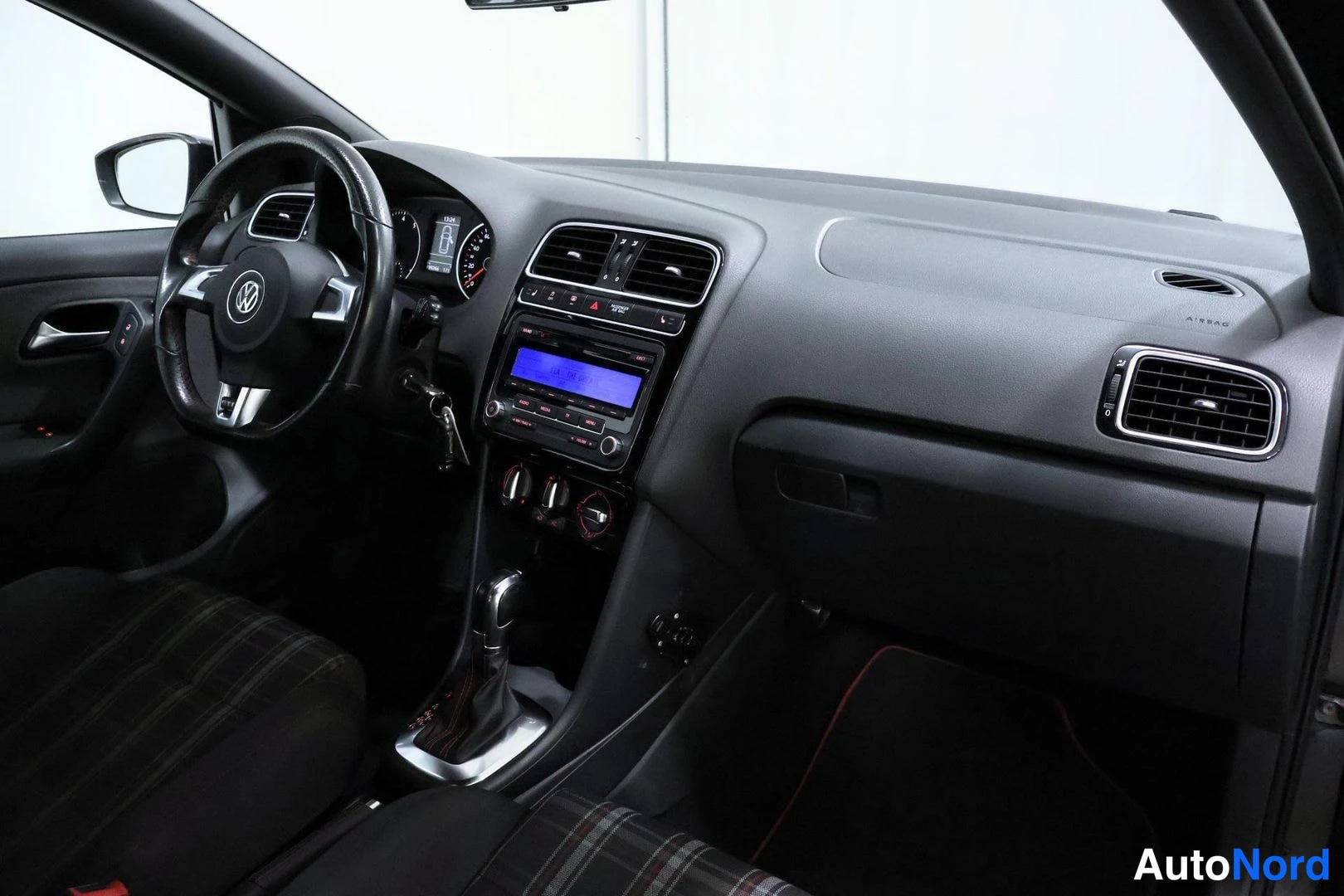 Musta Volkswagen Polo 2011, ohjaamo, kuva 10