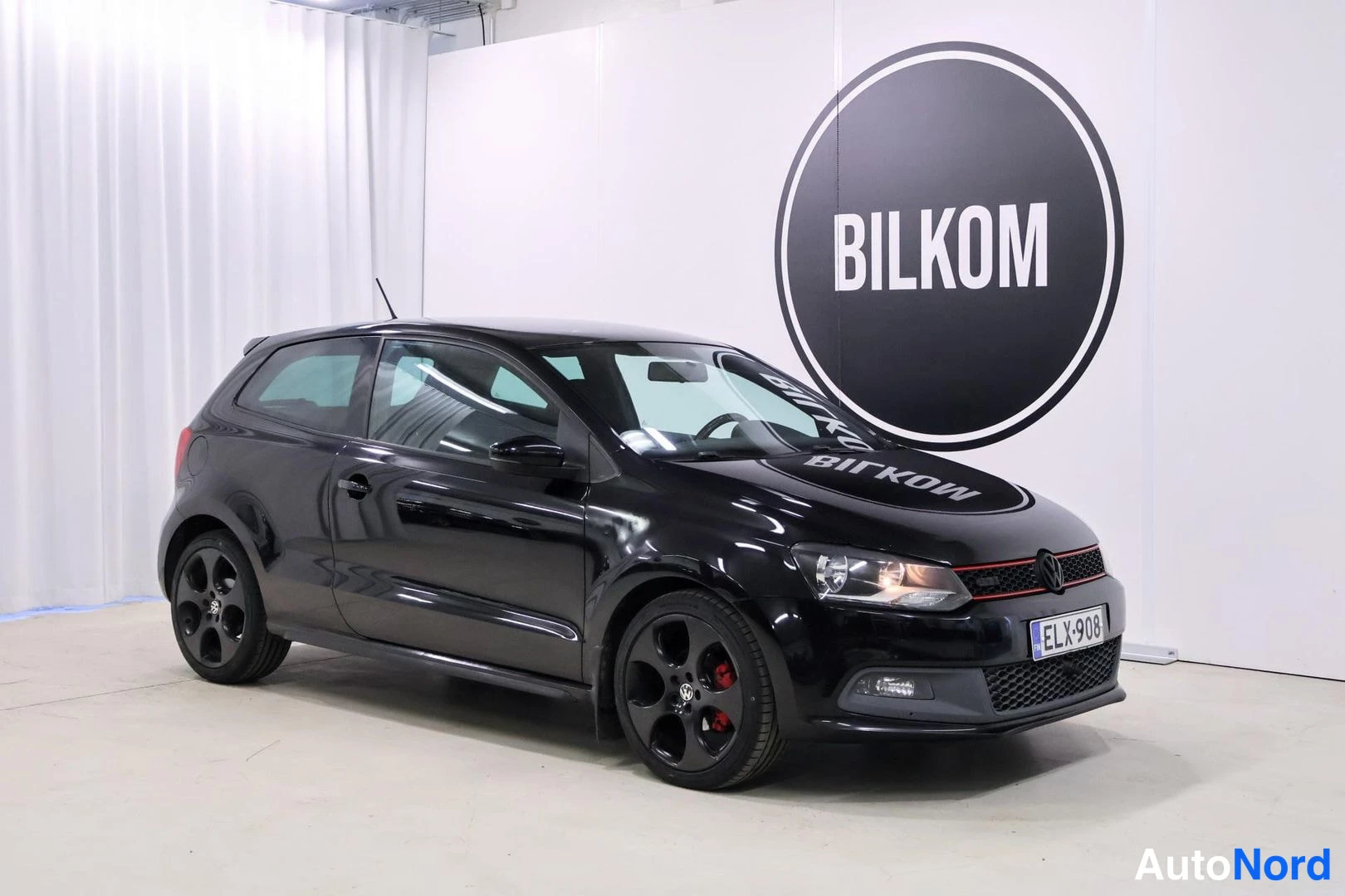 Musta Volkswagen Polo 2011, etuviisto, keula oikealle, kuva 3