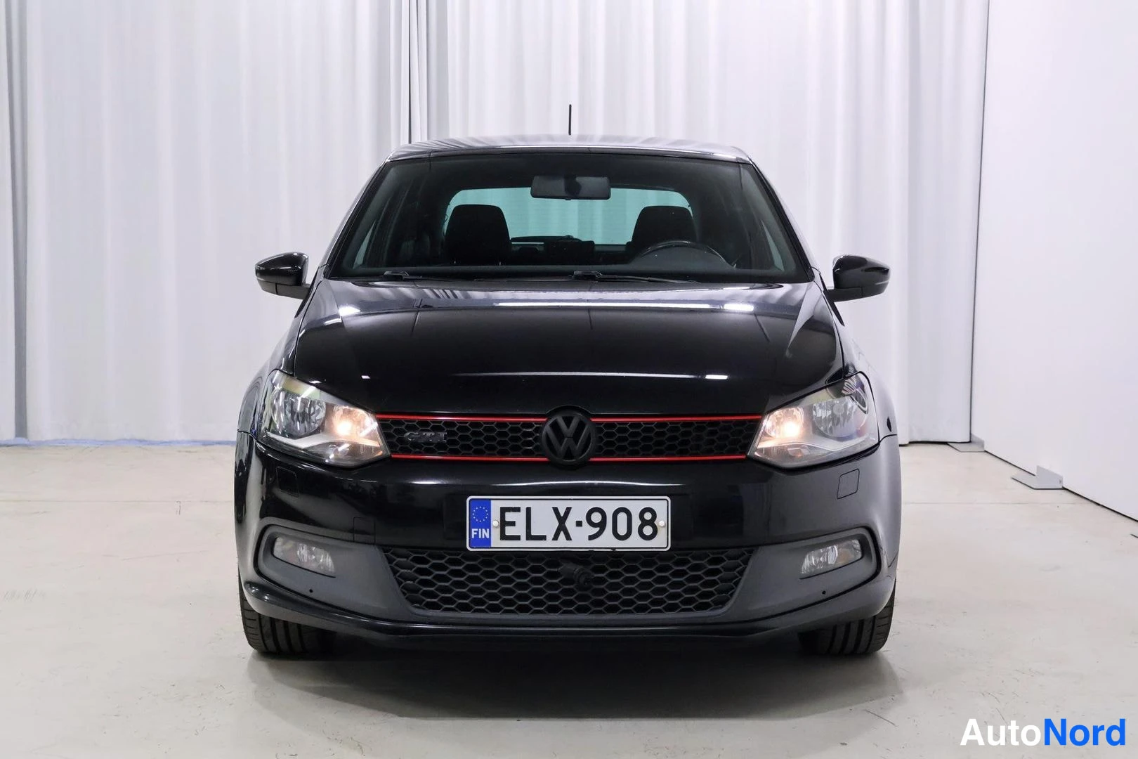 Musta Volkswagen Polo 2011, edestä, kuva 4