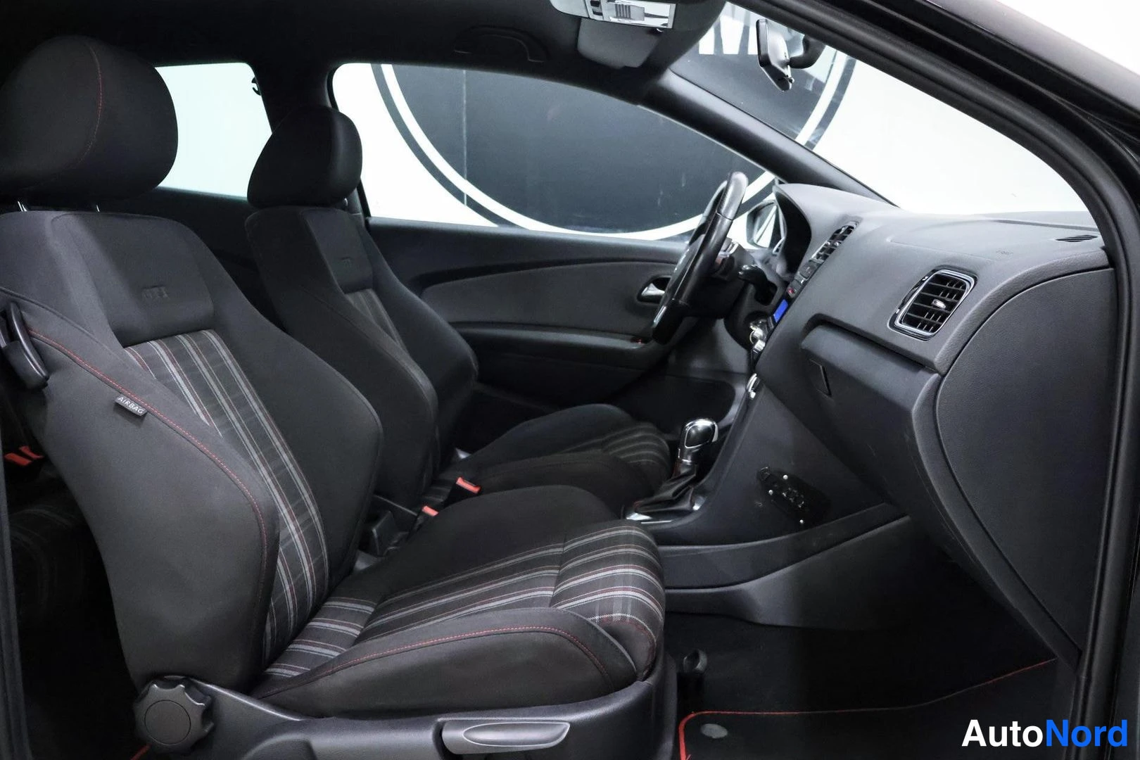 Musta Volkswagen Polo 2011, etuistuimet, kuva 11