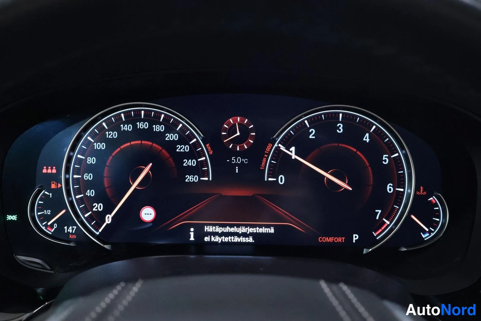 Muu: Digitaalinen mittaristo: nopeusmittari 0–260 km/h, kierroslukumittari, ilmoitus 'Hätäpuhelujärjestelmä ei käytettävissä.', COMFORT-tila ja vaihde P.