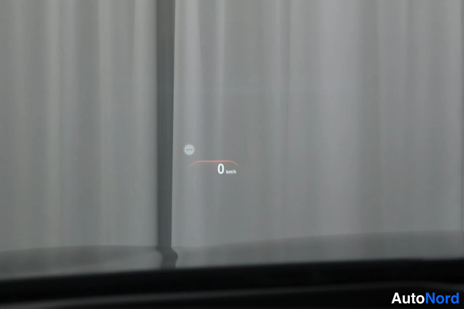 Muu: Head-up display projected onto windshield showing speed 0 km/h and a small speed-limit sign.