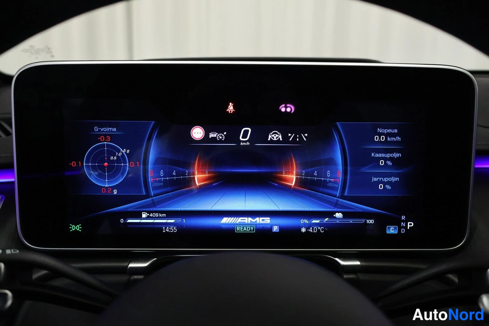 Muu: Kuljettajan digitaalinen mittaristo, jossa AMG-logo, nopeus 0 km/h ja G-voima-näyttö.